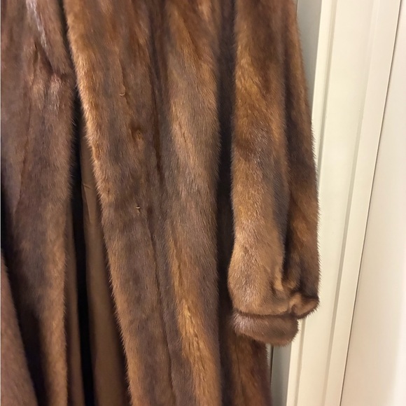 Luxurious Brown Fur Coat - Picture 4 of 11